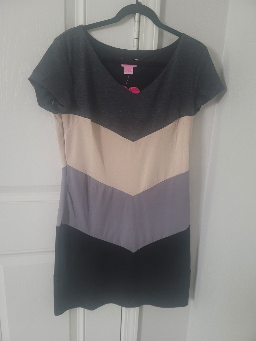 She's Cool Chevron Colorblock V-Neck Dress in Charcoal, Cream & Gray